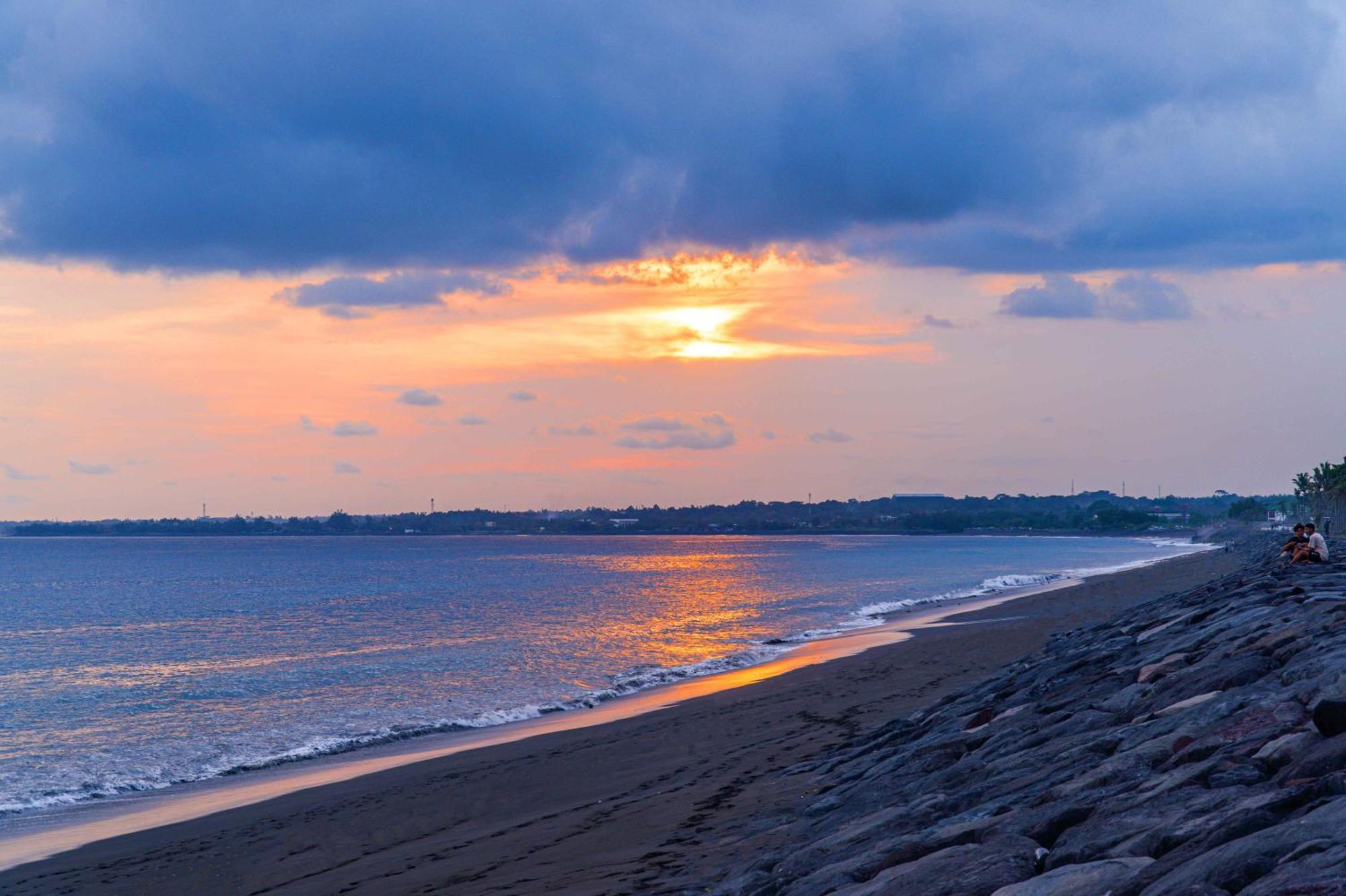 윈덤 타만사리 지바 리조트 발리 Siyut 외부 사진 Sunset at the beach