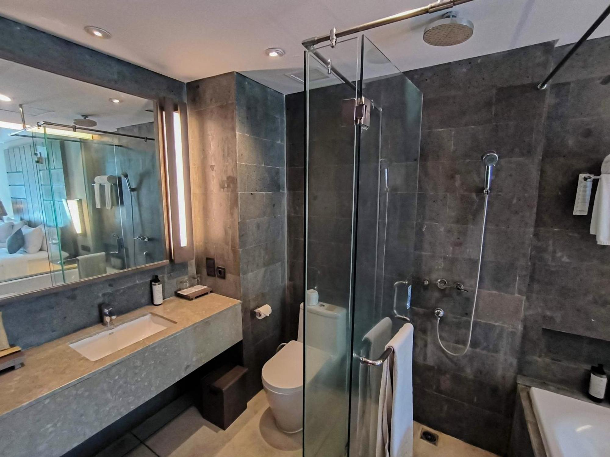 윈덤 타만사리 지바 리조트 발리 Siyut 외부 사진 A bathroom in a hotel