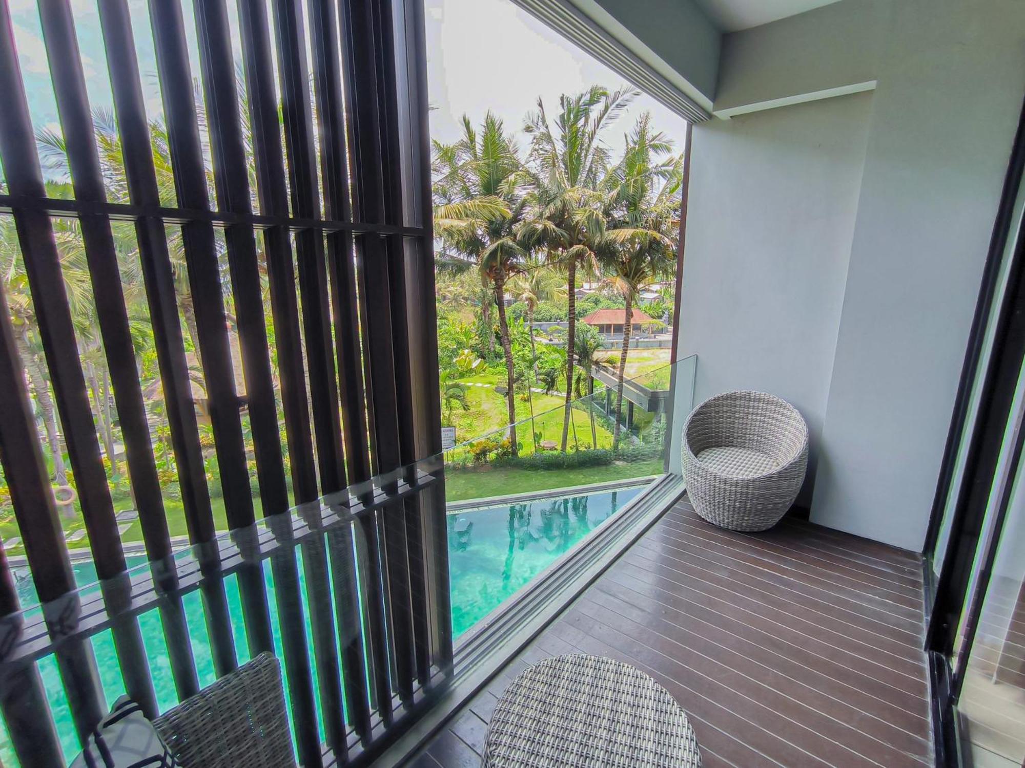 윈덤 타만사리 지바 리조트 발리 Siyut 외부 사진 A balcony in a condominium